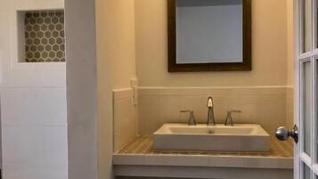 Kamar Deluks | Kamar mandi | Pengering rambut, handuk, sabun, dan sampo