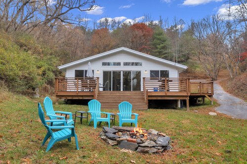 Secluded modern cabin, short walk to town, river & brewery. <25 min to Asheville