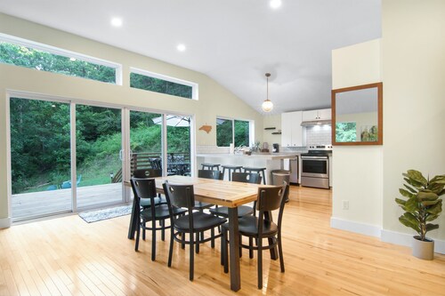 Secluded modern cabin, short walk to town, river & brewery. <25 min to Asheville