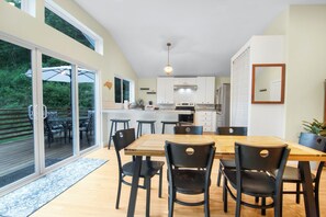 Dining - Secluded modern cabin, short walk to town, river & brewery. <25 min to Asheville (Marshall)