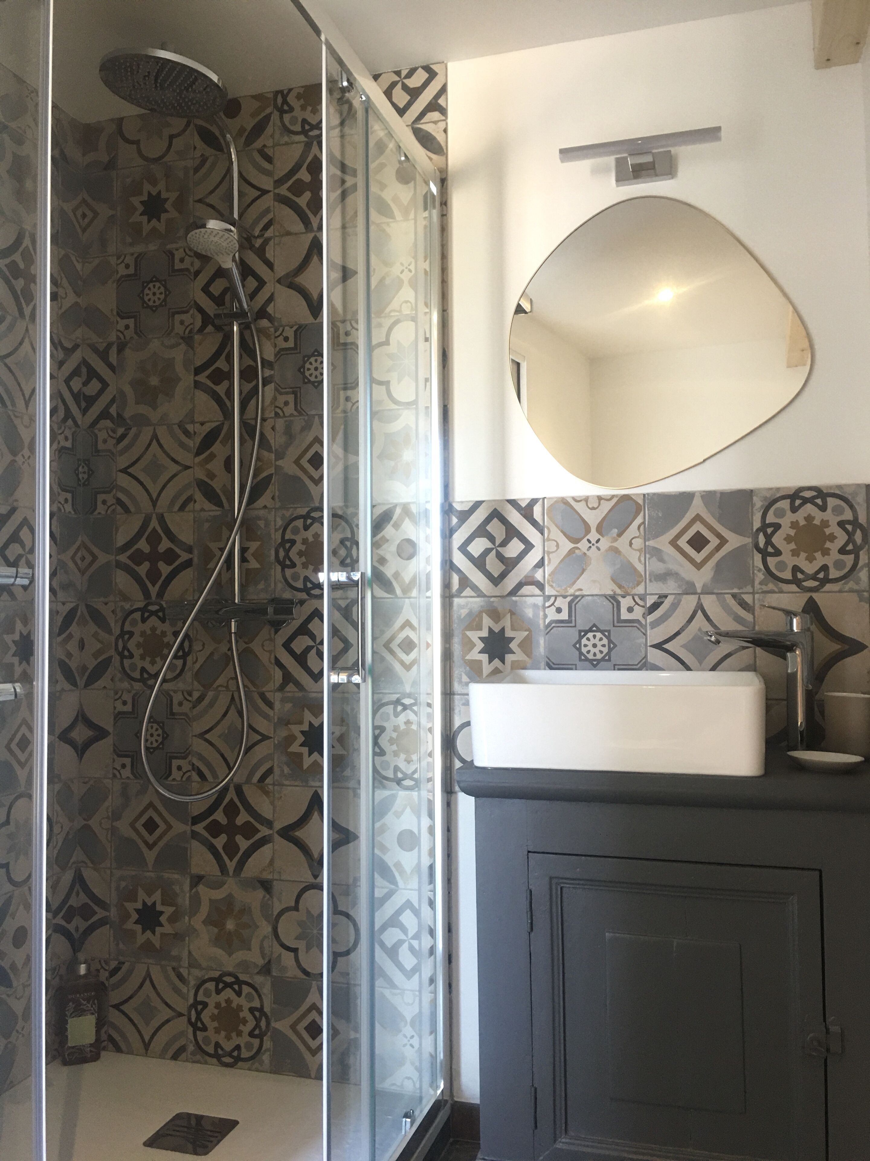 Een douche, een haardroger, handdoeken, zeep