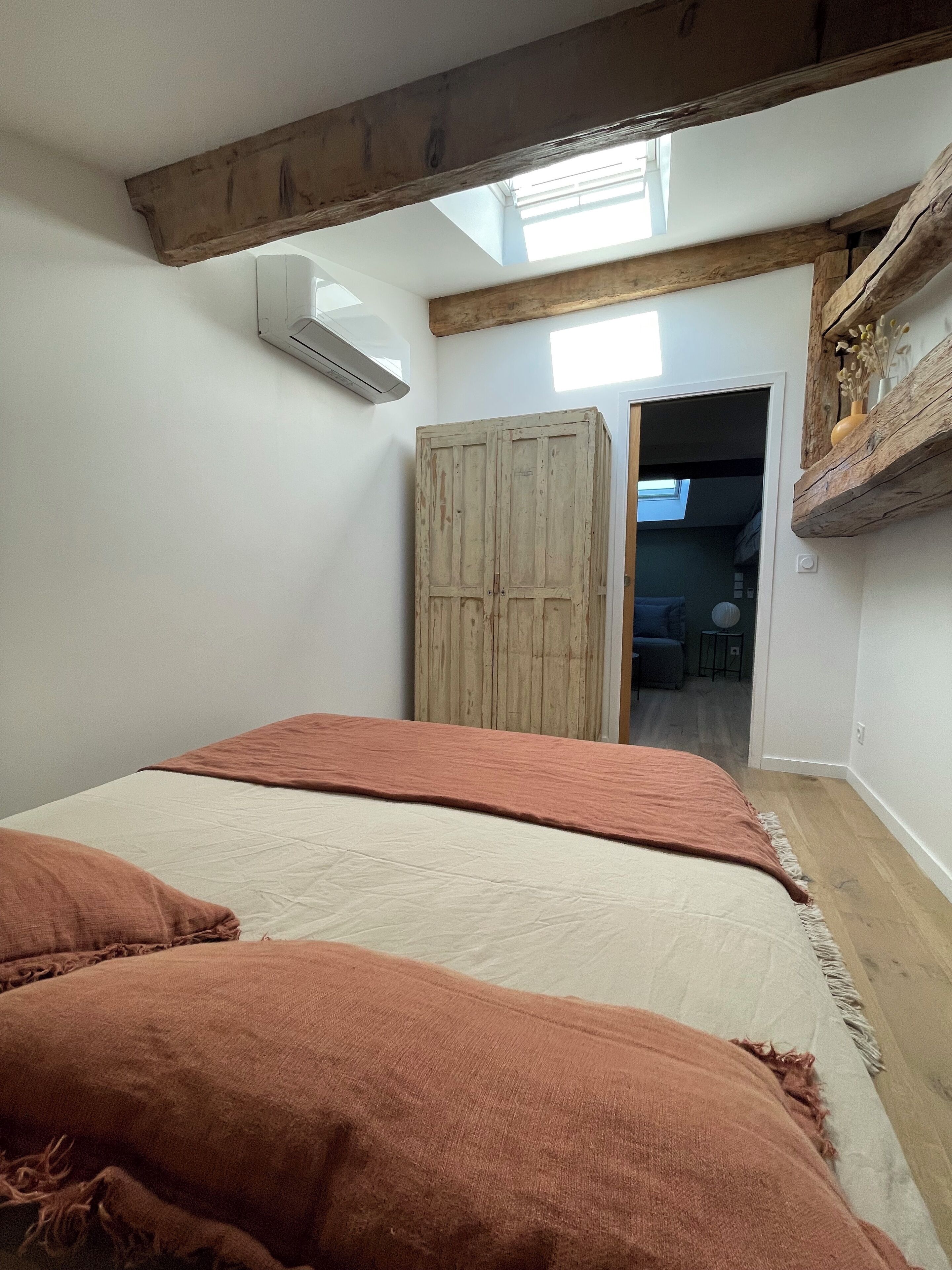 2 slaapkamers, een strijkplank/strijkijzer, reisbedje, gratis wifi