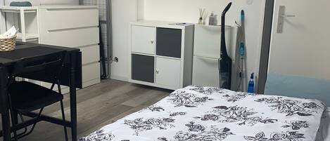 1 bedroom, desk, free WiFi, bed sheets