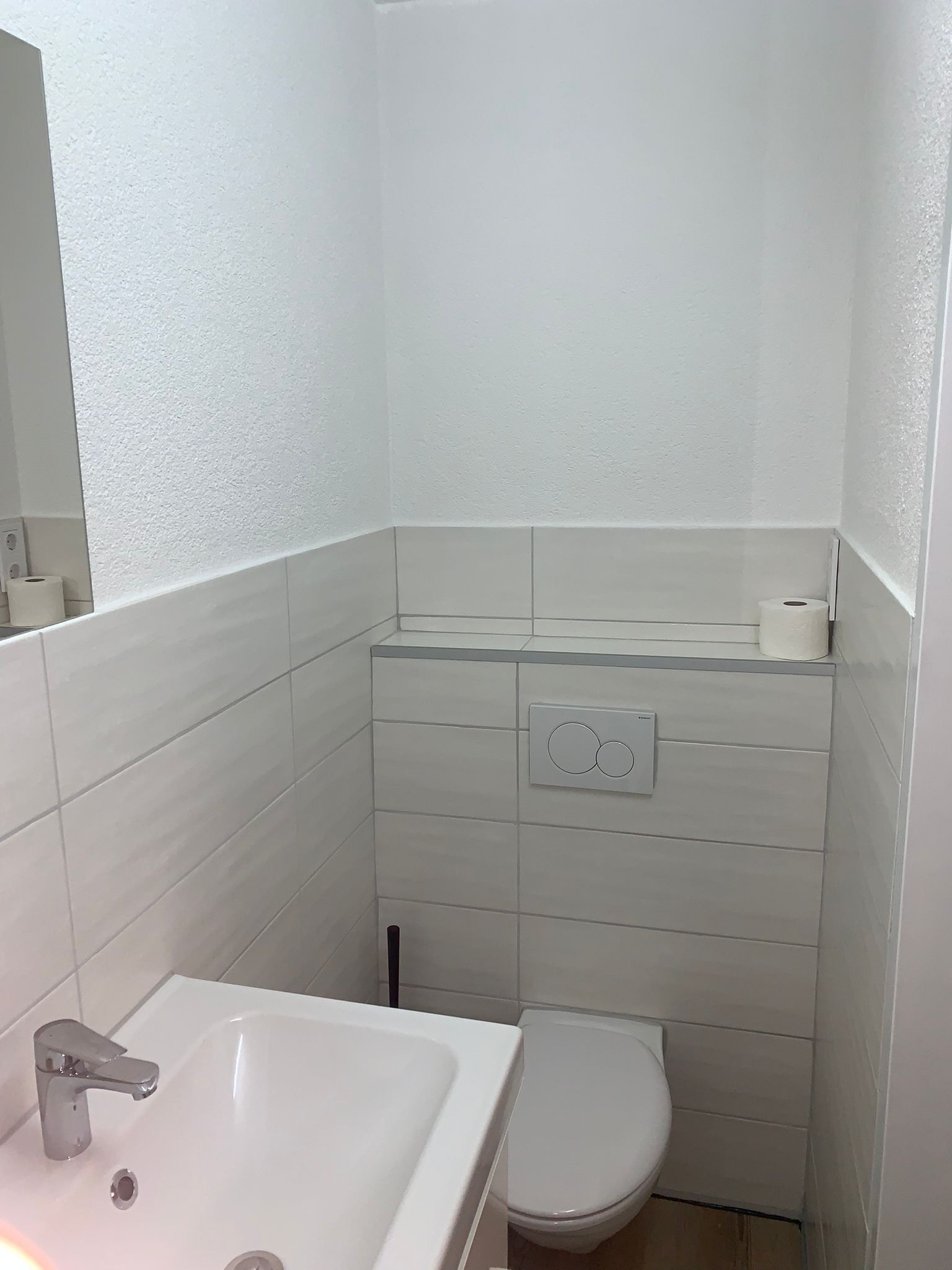Dusche, Haartrockner, Handtücher, Toilettenpapier