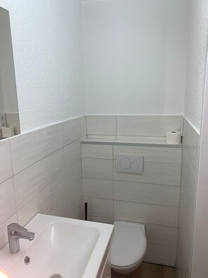 Bruser, hårtørrer, håndklæder, Toiletpapir