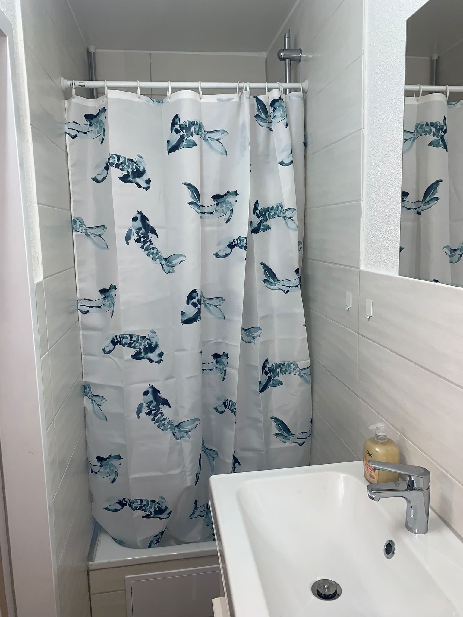 Een douche, een haardroger, handdoeken, toiletpapier