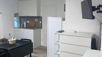 Kühlschrank, Mikrowelle, Herdplatte, Wasserkocher