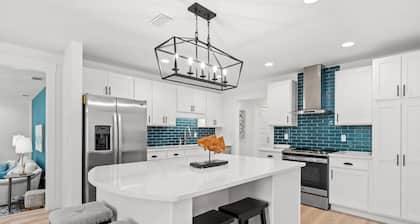 Sleeps 10, Pet Friendly, Fully Fenced Back Yard!