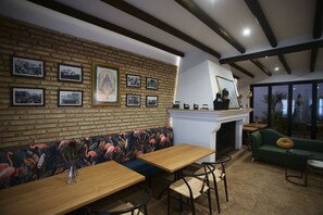Desayuno buffet (EUR 8 por persona)