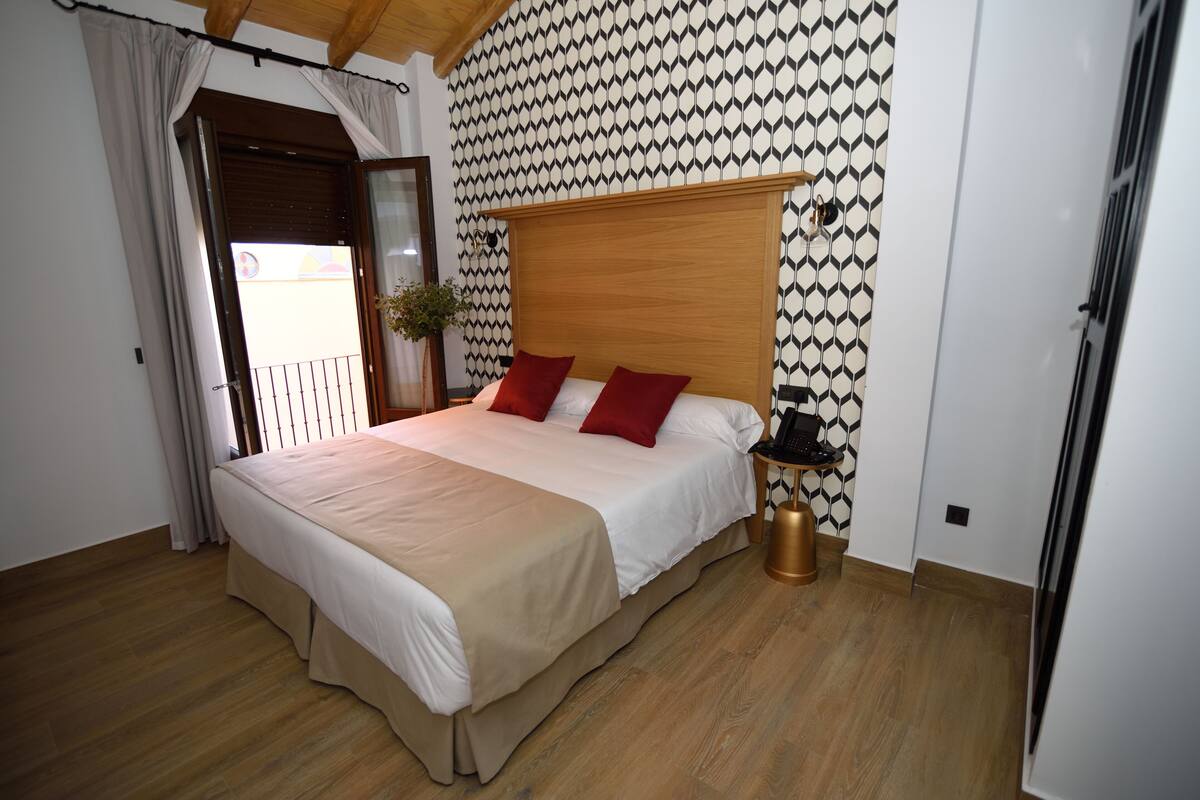 Habitación doble superior | Ropa de cama de alta calidad, edredón y camas Select Comfort