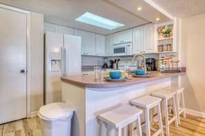 Kjøleskap, kokeplater, oppvaskmaskin og kaffetrakter/tekoker