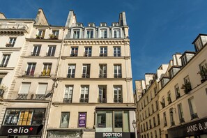A multi-story building with commercial spaces on the ground floor, including a store named 'celio' and a 'BODYTECH CENTER'. - Merveil - Family Suite - Marais - Saint Denis II (Paris)
