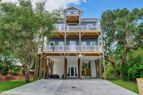 All new 5br/4.5ba home w/ocean views! Close to beach w/elevator and day dock.