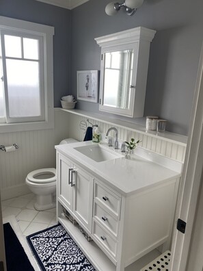 Combined shower/tub, hair dryer, towels, soap