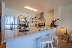 Refrigerador, microondas, horno, placa de cocina