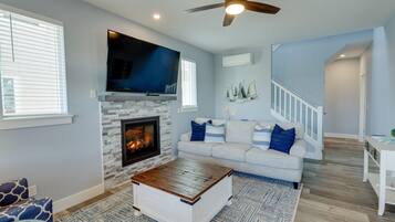 Een televisie en een open haard