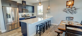 Deja Blue - Pet-friendly, Waterfront Cottage at Oyhut Bay Seaside Village