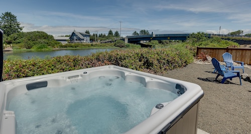 Deja Blue - Pet-friendly, Waterfront Cottage at Oyhut Bay Seaside Village