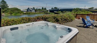 Deja Blue - Pet-friendly, Waterfront Cottage at Oyhut Bay Seaside Village