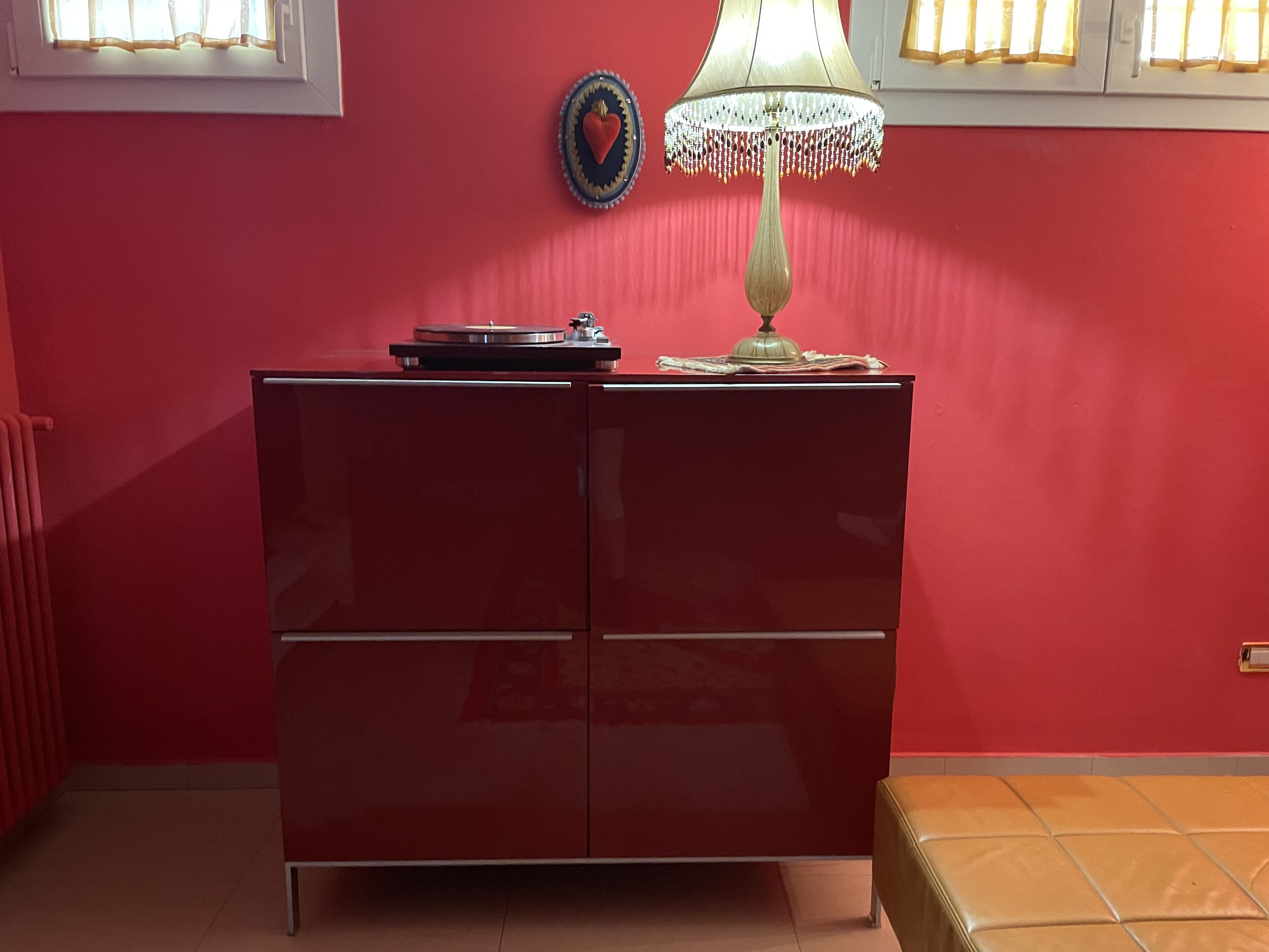 Escritorio, tabla de planchar con plancha, wifi gratis y ropa de cama 