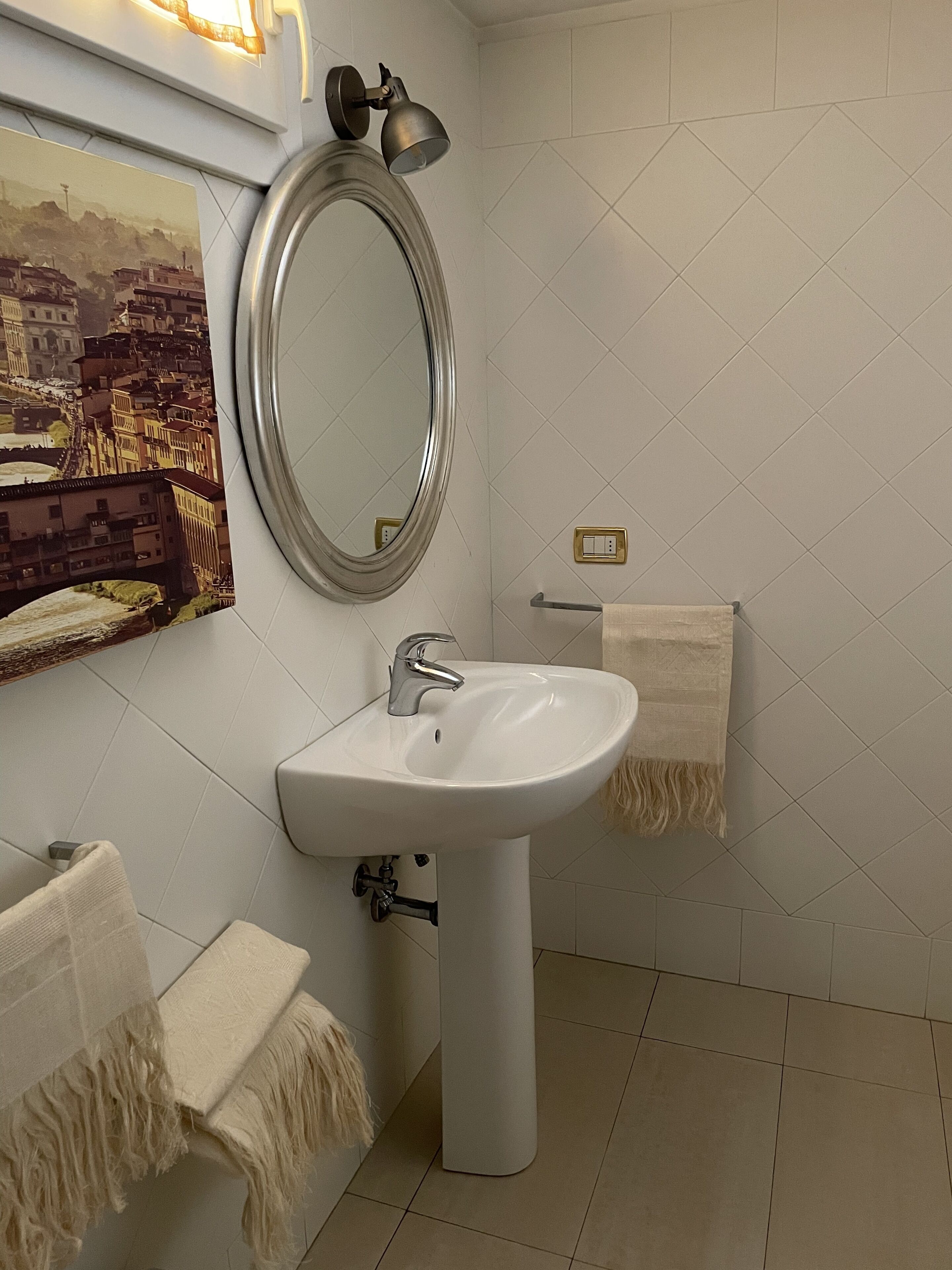 Bañera con ducha, secador de pelo, toallas, jabón