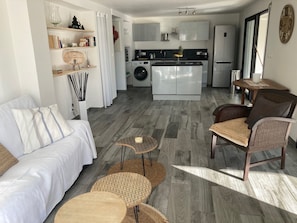 Interior - Garden-level 2-room apartment (Baie Orientale)