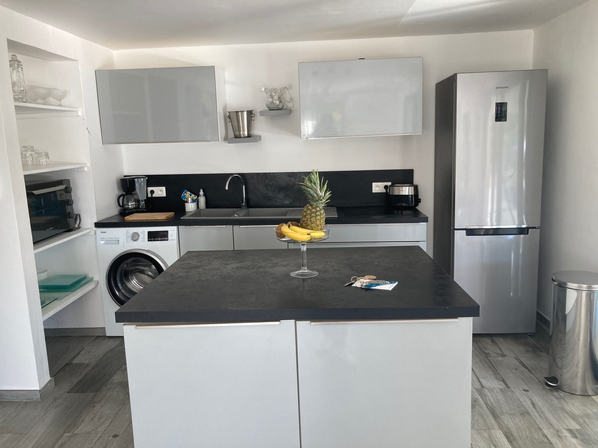 Fridge, oven, stovetop, coffee/tea maker