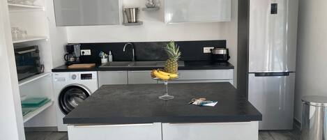 Kylskåp, ugn, spishäll och kaffe- och tebryggare