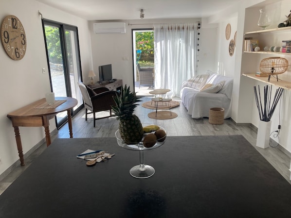 Smart TV, books - Garden-level 2-room apartment (Baie Orientale)