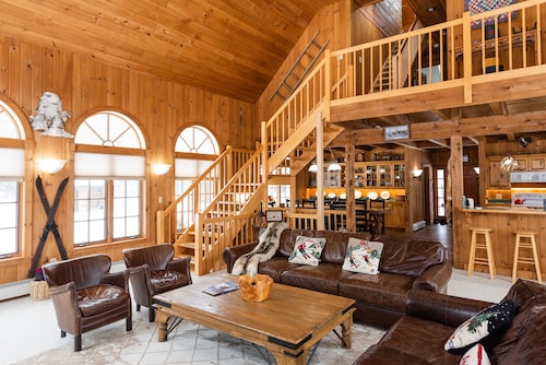 Luxury Two-Home Vermont Retreat Near Ski Resorts – Pool, Hot Tub & Sauna