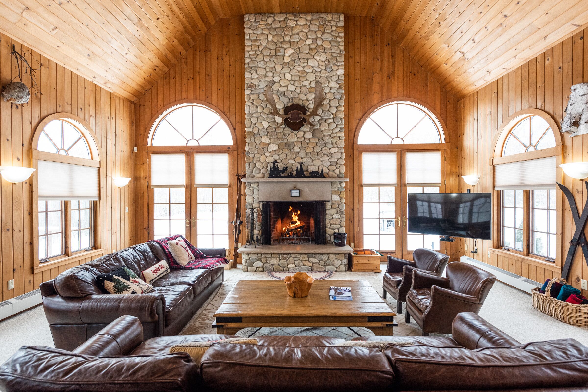 Smart TV, fireplace, table football, ping pong