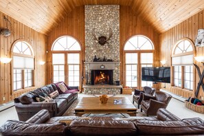 智能電視、壁爐、足球機、乒乓球設施