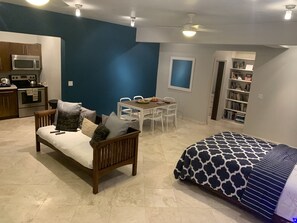 1 habitación, tabla de planchar con plancha, wifi gratis y ropa de cama