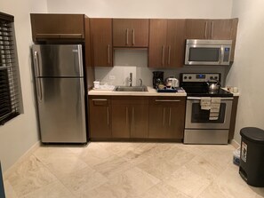 Fridge, microwave, oven, stovetop - Oceanview Cottage in Judith's Fancy (Christiansted)