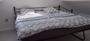 3 bedrooms, desk, WiFi, bed sheets