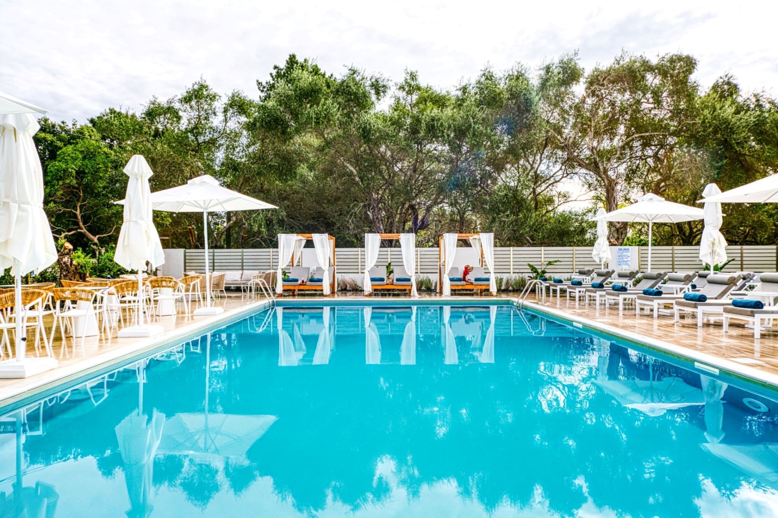 Una piscina al aire libre de temporada