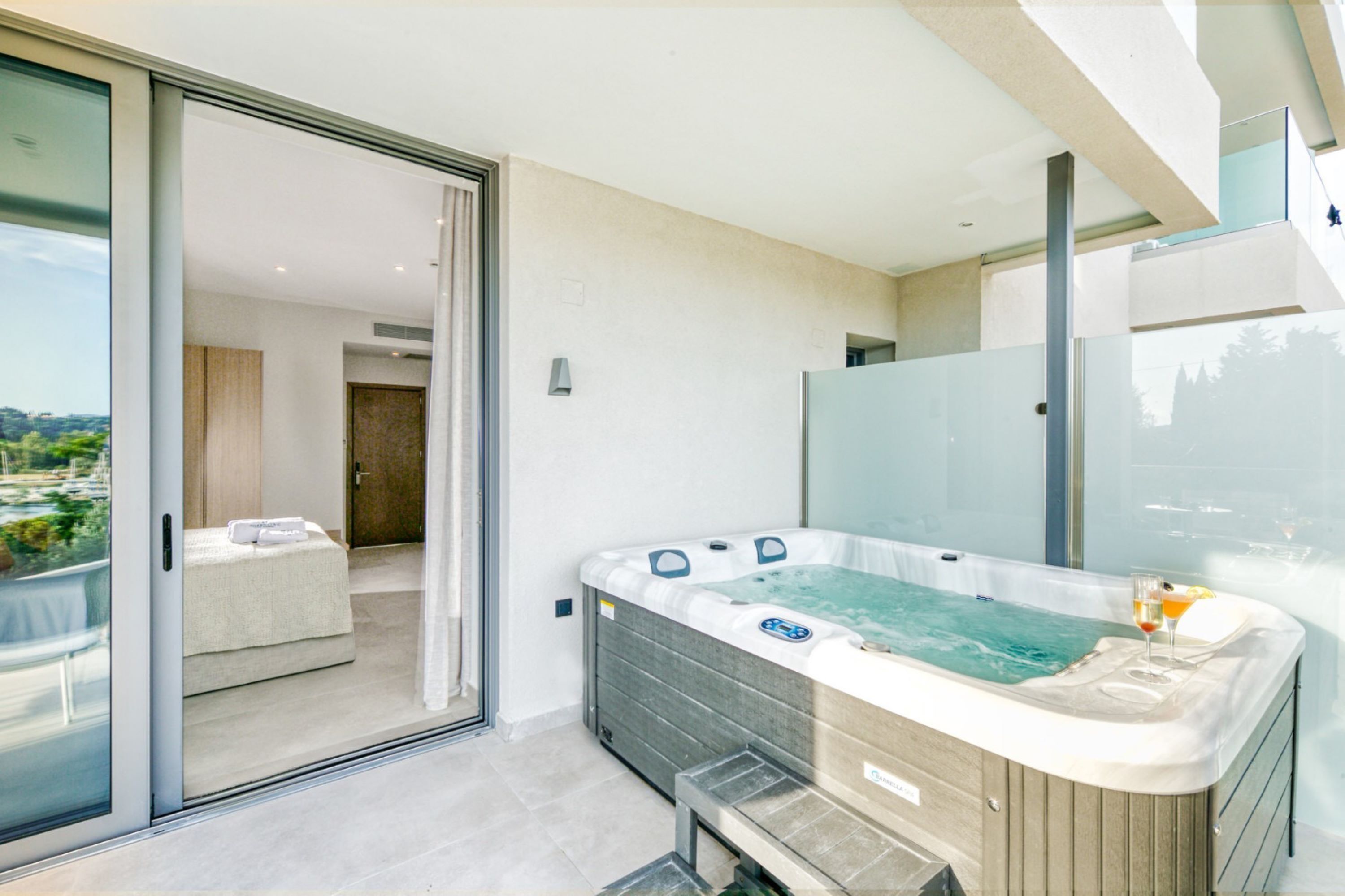 Ein modernes Badezimmer mit einer gläsernen Duschkabine, einer großzügigen Badewanne mit Ausblick und einer separaten Dusche.