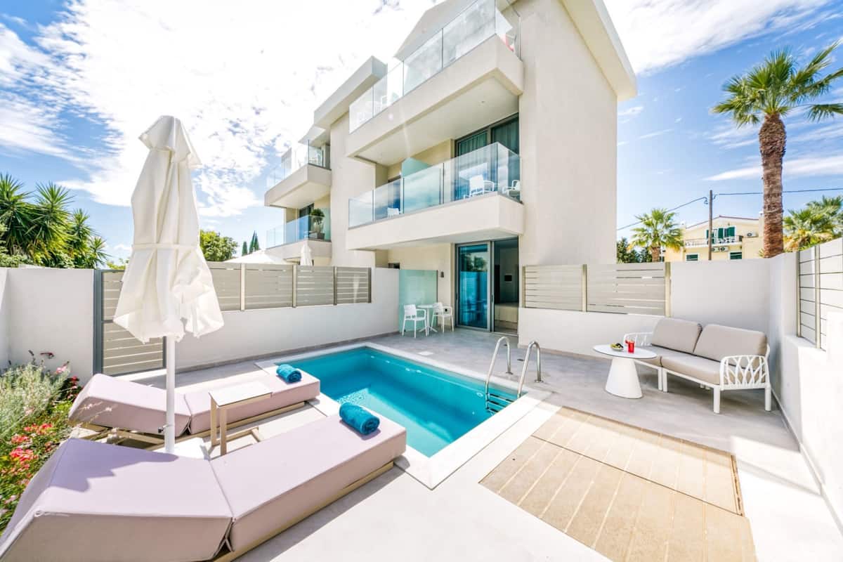 Um apartamento moderno com piscina no terraço, área de estar externa e varanda com guarda-corpo de vidro.