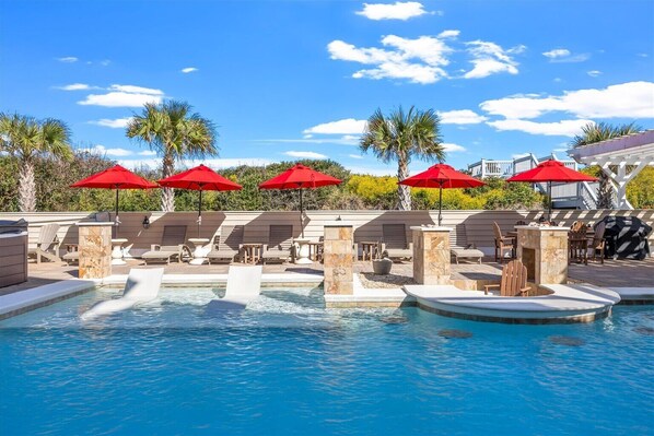 Piscine chauffée, chaises longues