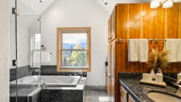 Combined shower/tub, jetted tub, hair dryer, towels