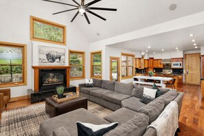 TV connectée, cheminée, baby-foot, livres