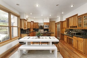 Fridge, microwave, oven, stovetop - Warm Chalet in the beautiful Rocky Mountains (Carbondale)