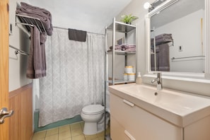 Combined shower/bathtub, hair dryer, towels