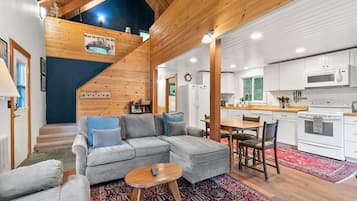 Télévision, cheminée, livres