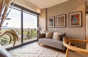 TV, books, offices - Taman by Kukun Summar (Ciudad de México)