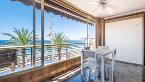 A balcony with a view of the sea, a table, and chairs. - Benipark 4-2-B Poniente Beach (Benidorm)