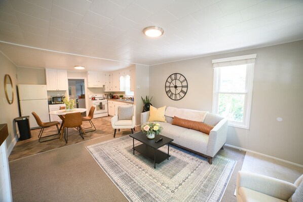 Een televisie en een open haard