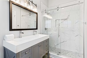 Badewanne, Haartrockner, Handtücher