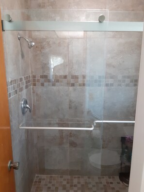 Chuveiro/banheira combinados, secador de cabelo, toalhas de banho 