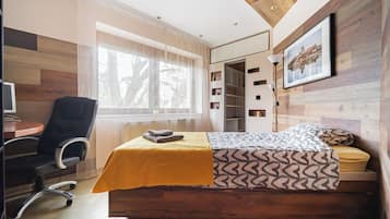 3 bedrooms, desk, iron/ironing board, travel crib